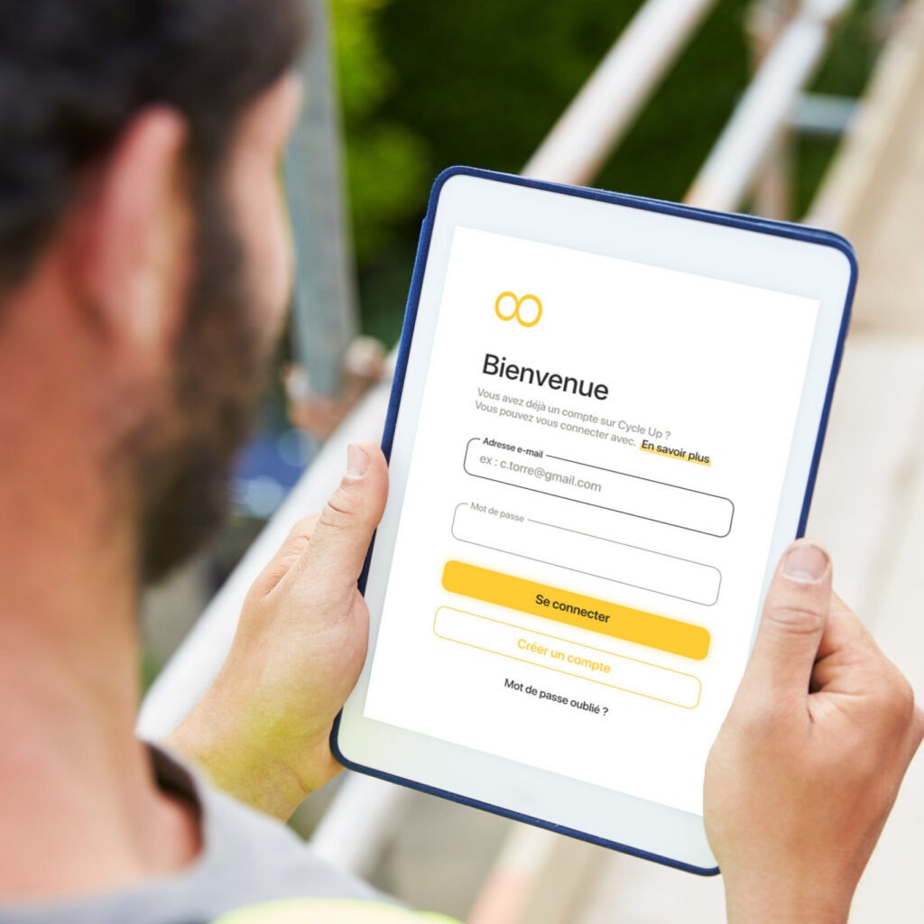 Personne tenant une tablette dans les mains sur l'application Diag It